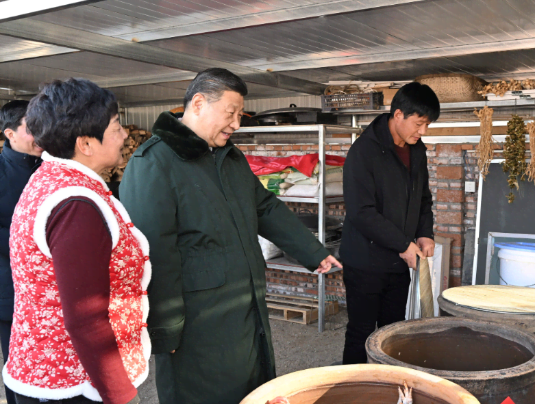 习近平在辽宁葫芦岛市看望慰问受灾群众